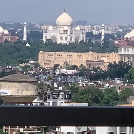 Апартаменты Luxury Penthouse With Taj Mahal View